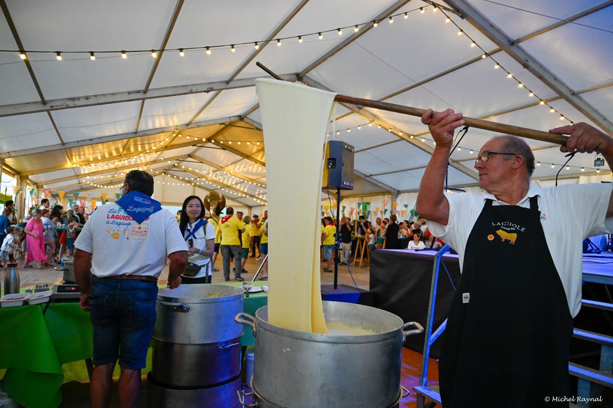 Aligot géant dans une fête