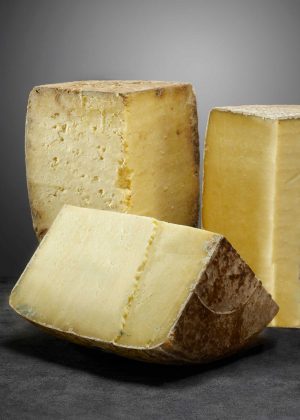 Laguiole, Salers, Cantal ; Famille de fromage à pâte pressée non cuite.
