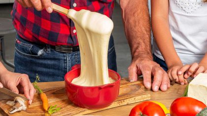 Aligot de l'Aubrac qui file dans une marmite rouge