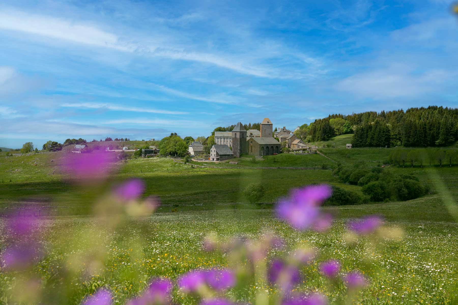 Le monastère au coeur du village d'Aubrac