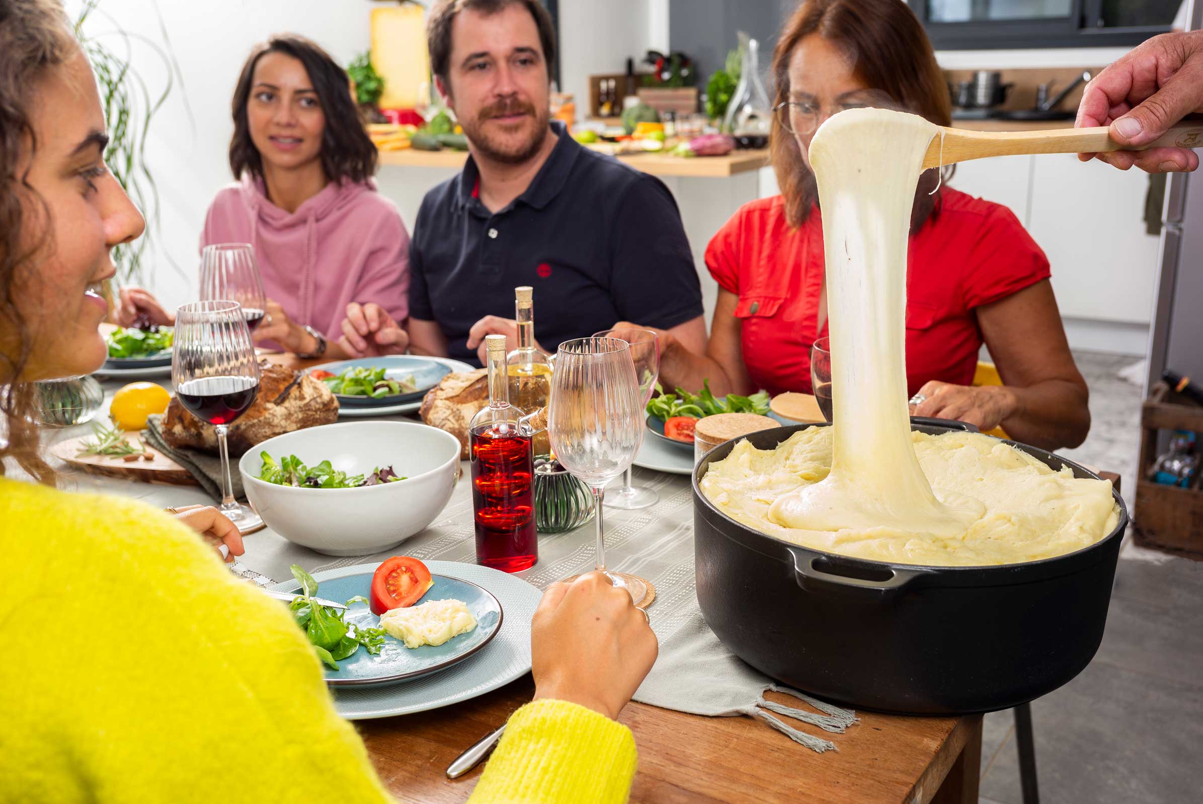 Service de l'Aligot aux invités